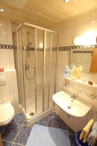 プルツにあるFerienwohnungen Danglのバスルーム(シャワー、洗面台、トイレ付)