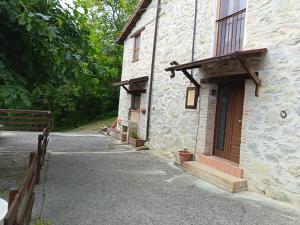 a stone building with a door on the side of it at Cristallo del Gran Sasso in Forca di Valle