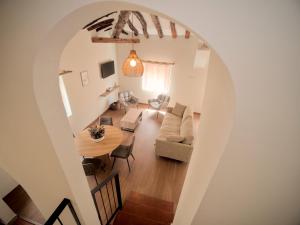 an overhead view of a living room and dining room at El Passeig Rural in Castalla