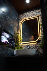 a bathroom with a sink and a mirror at Ro Cabin in Ella
