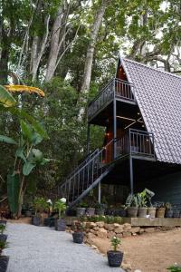 a tree house with a staircase leading to it at Ro Cabin in Ella