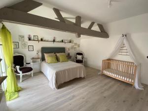 a bedroom with a bed and a crib in it at Lys in Gury