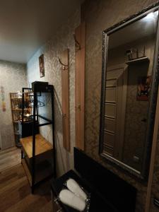 a bathroom with a mirror and a shelf with towels at Station and Border Comfort Art and Cats Inn - Комфорт у вокзала и границы Арт и Кот in Narva