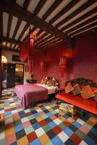 Un pat sau paturi într-o cameră la Riad Bindoo & Spa +122 fotografii