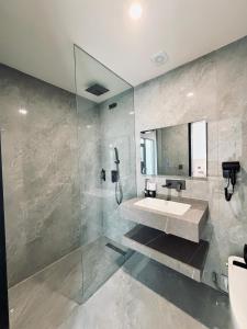 a bathroom with a sink and a mirror at Hotel Nueva Europa Valencia in Valencia