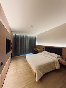 a bedroom with a large bed and a large window at Hotel Nueva Europa Valencia in Valencia