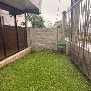a yard with grass next to a fence at Villa Gonz in Río Cuarto +3 photos