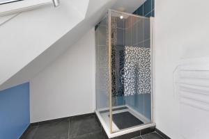 a walkin shower in a bathroom with blue and white walls at Maison La Plouhinecoise in Plouhinec +14 photos