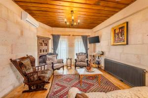 a living room with a couch and chairs at Duven Hotel Cappadocia in Uçhisar
