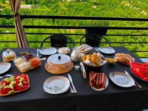 ein schwarzer Tisch mit Tellern voller Essen darauf in der Unterkunft Guest House "Mtisubani" in Sighnaghi
