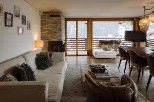 a living room with a couch and a table at Bergwelt Grindelwald - Alpine Design Resort in Grindelwald