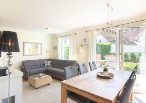 a living room with a table and a couch at Ferienwohnung Seestern in Timmendorfer Strand