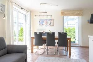 a living room with a dining room table and chairs at Ferienwohnung Seestern in Timmendorfer Strand