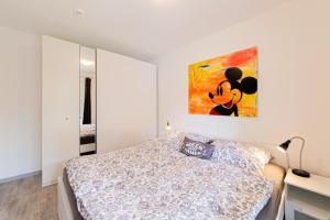 a bedroom with a bed and a painting on the wall at Ferienwohnung Stern 3 Scharbeutz in Scharbeutz