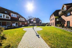 a walkway in a yard between two houses at Ferienwohnung Ankommen in Timmendorfer Strand