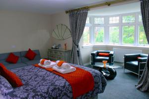 Cama ou camas em um quarto em Grimscote Manor Hotel