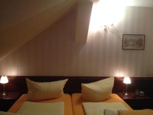 Postel nebo postele na pokoji v ubytování Hotel Schöne Aussicht