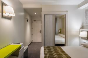 a hotel room with a bed and a bathroom at Estival Cristina in Pas de la Casa