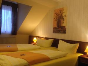 Postel nebo postele na pokoji v ubytování Hotel Schöne Aussicht