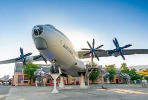 Vor einem Gebäude ist ein Flugzeug ausgestellt. in der Unterkunft Wincent Hotel GmbH in Sinsheim