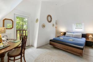a bedroom with a bed and a table and a desk at L'abri des Côtes - Veules les Roses in Pleine-sève