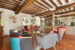 a living room with chairs and a table at L'abri des Côtes - Veules les Roses in Pleine-sève
