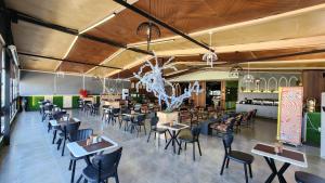 a restaurant with tables and chairs in a room at Sky Airport Hotel - فندق سما المطار in Al Mawşil