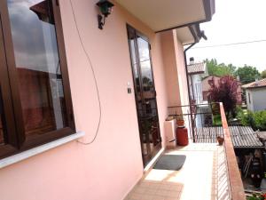 una puerta a una casa con balcón en B&B Arcobaleno, en Vittorio Veneto