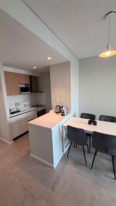 a kitchen with a table and chairs in a room at Departamento Excelente Ubicación - Torre Fenix in Santa Fe