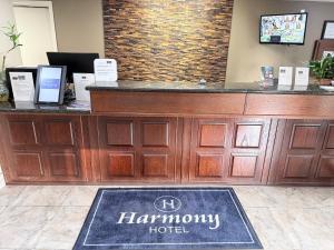 Et logo, certifikat, skilt eller en pris der bliver vist frem på Harmony Hotel, Hernando + 36 billeder