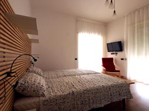 ローマにあるCasa Vacanze Shivonのベッドルーム(ベッド1台、窓付)