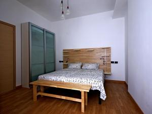 ローマにあるCasa Vacanze Shivonのベッドルーム1室(木製ヘッドボード付きのベッド1台付)