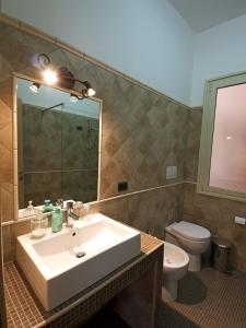 ローマにあるCasa Vacanze Shivonのバスルーム(洗面台、トイレ、鏡付)
