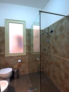 W łazience znajduje się toaleta i przeszklony prysznic. w obiekcie Casa Vacanze Shivon w Rzymie