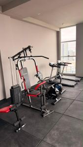 a gym with two exercise bikes in a room at Departamento Excelente Ubicación - Torre Fenix in Santa Fe