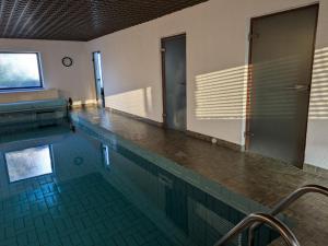 a swimming pool in a building at Ferienapartment Erdmann in Münster