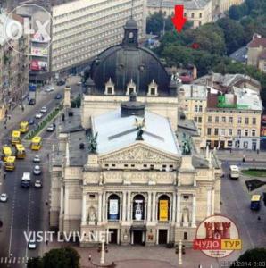 リヴィウにあるApartments in Lviv Centerの時計付きの大きな建物