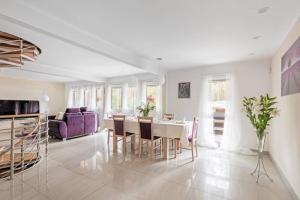 a living room with a table and a purple couch at Ośrodek Świt Wilga in Wilga