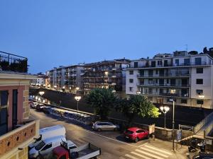 eine Stadt mit Autos, die auf einem Parkplatz abgestellt sind in der Unterkunft Rapallo Riviera in Rapallo