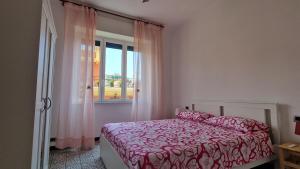 ein Schlafzimmer mit einem Bett und einem Fenster in der Unterkunft Rapallo Riviera in Rapallo