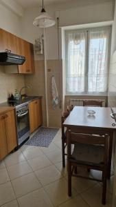 eine Küche mit einem Tisch und einem Esszimmer in der Unterkunft Rapallo Riviera in Rapallo