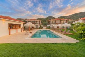 a house with a swimming pool in a yard at Kiraz Vela Selimiye in Marmaris