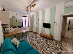 a living room with a blue couch and a table at Coramino in Chioggia