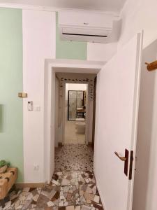 a hallway with a hallway leading to a bathroom at Coramino in Chioggia +18 photos