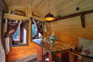 a wooden room with a wooden table in a cabin at Baumhaushotel - Die geheime Welt von Turisede - Kulturinsel Einsiedel in Zentendorf