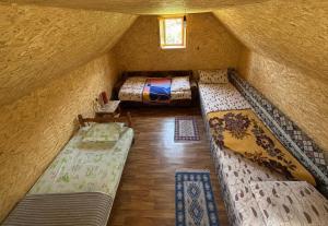 an overhead view of a room with two beds at Katun Lanista-Kolibe Bogavac in Mojkovac