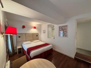 ein Zimmer mit zwei Betten und einem Tisch darin in der Unterkunft Best Western Lyon Saint-Antoine in Lyon
