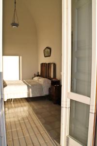 IrsinaにあるNomadi Sedentari - Irsinaの窓付きの部屋にベッド付きのベッドルーム1室があります。