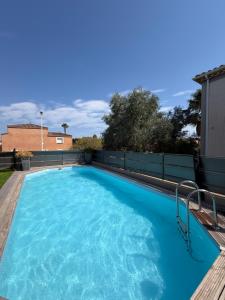 a large blue swimming pool on top of a house at Location Vias in Vias