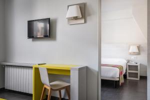 a hotel room with a desk and a bed at Estival Cristina in Pas de la Casa